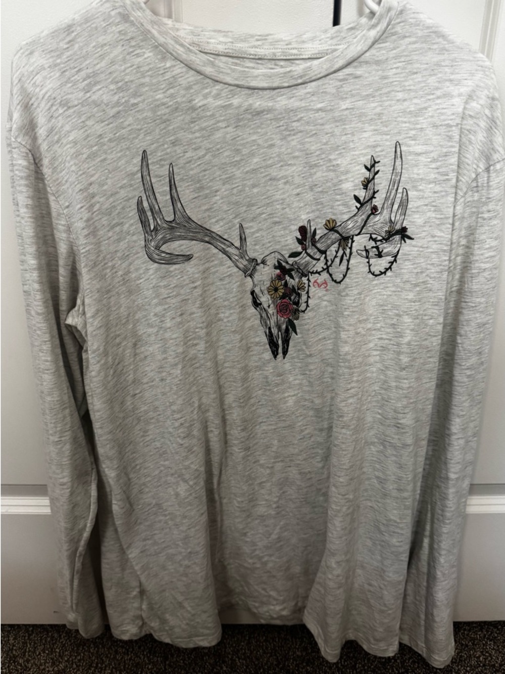 Realtree Heather Gray Long Sleeve Tee with Antler Skull Graphic Never Worn.